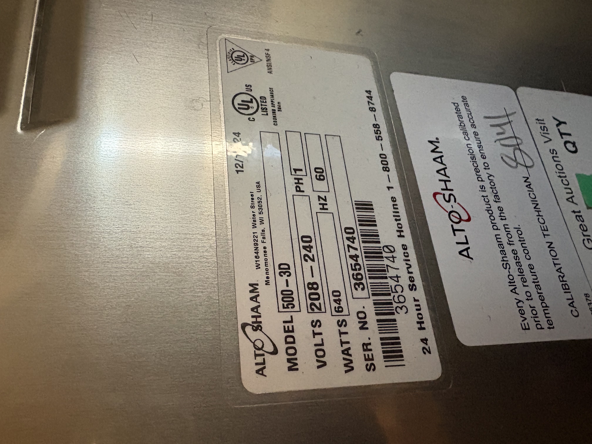 Alto-Shaam 500-3D data plate showing model, voltage (208-240V), wattage (640W), serial number 3654740, and calibration sticker on stainless steel cabinet